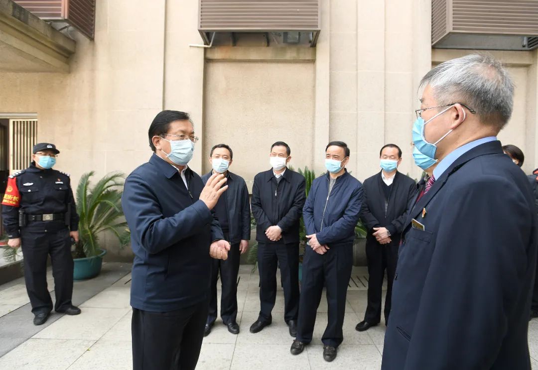 汉口火车站，王忠林与武汉铁路局负责人交流 长江日报记者周超 摄