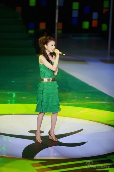 组图:黄圣依成节能减排全民行动宣传大使