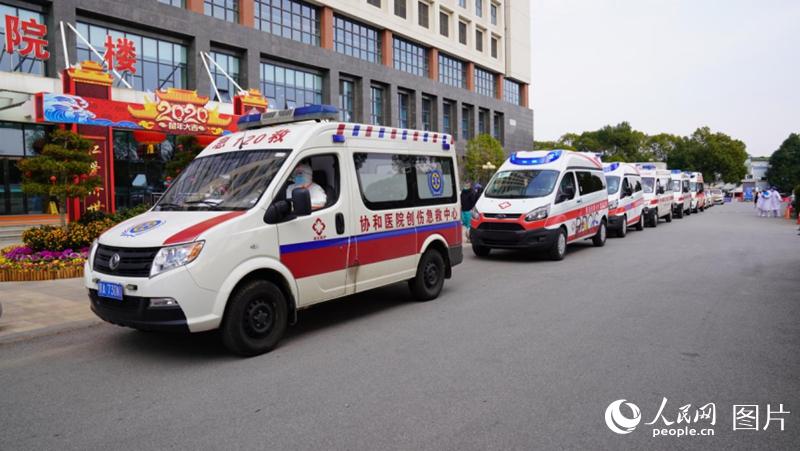 护送出院患者的车队，准备出发。韩基琛 摄 