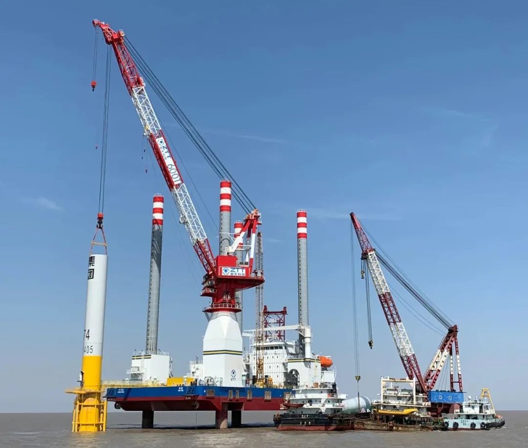 国华投资东台海上风电项目风机正在吊装
